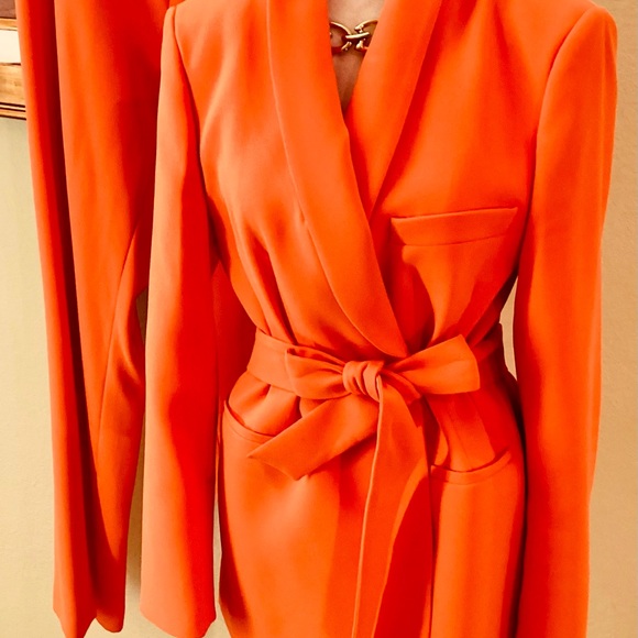 BELTED TUXEDO COLLAR BLAZER
WITH MATCHING PANTS SIZE L
LI ORANGE
REF. 2551/187 - Picture 2 of 11